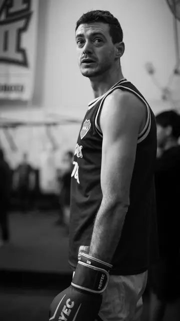 Placement still — Black and white portrait of a male boxer wearing gloves in a Buenos Aires gym.